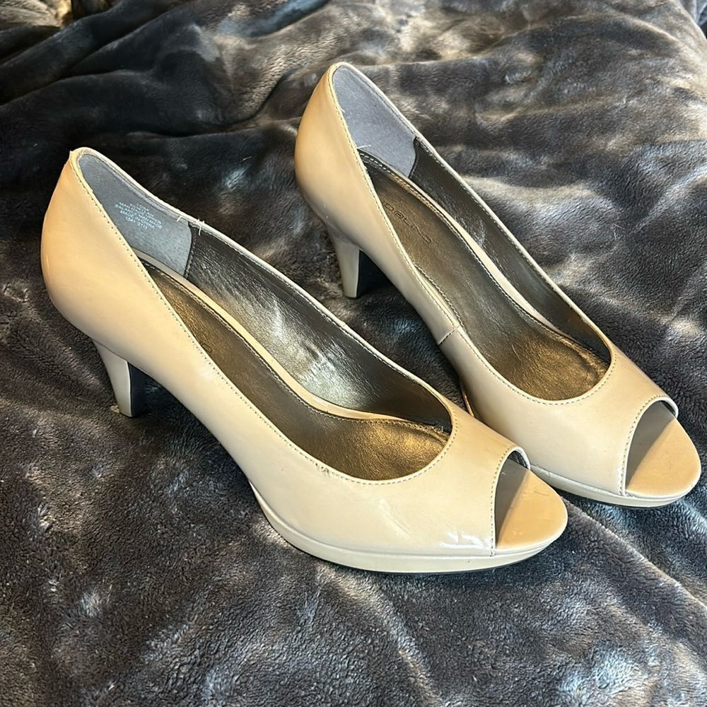 Bandolino B Flexible Peep Toe Heels